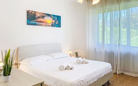 Carla: Bett, Interior Design, Möbel, Schlafzimmer, Fussboden, Flooring, Bettdecke, Bedding, Zimmer, Kissen