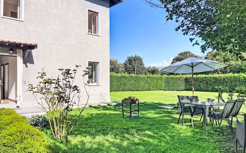 Carla: Gras, Garten, Strauch, Haus, Zuhause, Grundstueck, Rasen, Gartenmöbel, Garten