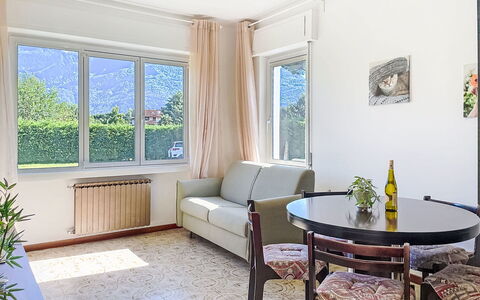 Carla: Möbel, Interior Design, Flooring, Fussboden, Decke, Zimmer, Couch, Tabelle, Beleuchtung, Wohnzimmer