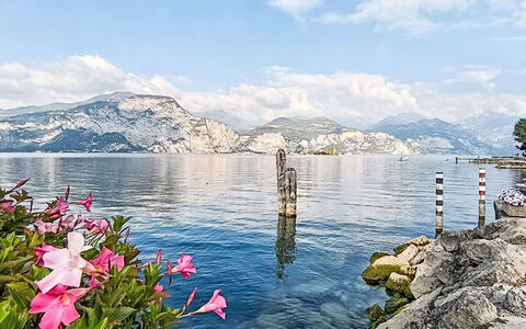 Casa al Lago: Blau, Himmel, Wasser, Gewässer, Bergforms, Berg, Küsten Und Ozeanische Forms, Sommer, Wolke, Küste