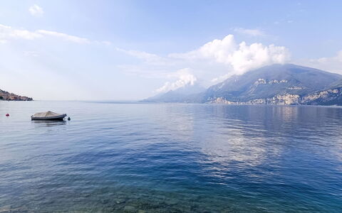 Casa al Lago: Himmel, Blau, Wasser, Bergforms, Gewässer, Wasservorräte, Berg, Horizont, Wolke, Küsten Und Ozeanische Forms