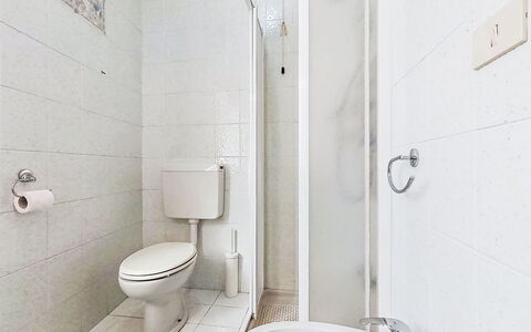 Casa al Lago: Flooring, Fussboden, Badezimmer, Toilette, Toilleten Sitz, Armatur, Interior Design, Zimmer, Installation, Decke