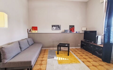 Sorella Lina: Möbel, Flooring, Interior Design, Fussboden, Wand, Holz, Couch, Zimmer, Wohnzimmer, Beleuchtung