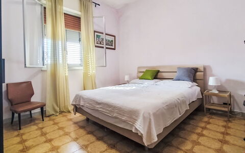 Sorella Lina: Bett, Möbel, Schlafzimmer, Fussboden, Flooring, Bedding, Interior Design, Bettdecke, Holz, Zimmer
