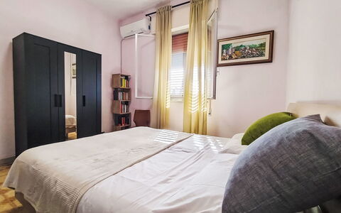 Sorella Lina: Bett, Möbel, Interior Design, Schlafzimmer, Bedding, Bettdecke, Fussboden, Zimmer, Flooring, Holz