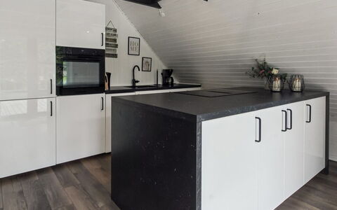 Terttu - 30Km from the Sea: Flooring, Holz, Countertop, Küche, Fussboden, Interior Design, Cabinetry, Decke, Zuhause, Küchengerät