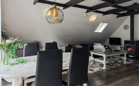 Terttu - 30Km from the Sea: Holz, Interior Design, Decke, Light Fixture, Flooring, Beleuchtung, Möbel, Leuchter, Fussboden, Zuhause