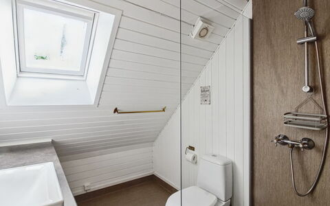 Terttu - 30Km from the Sea: Armatur, Decke, Flooring, Fussboden, Badezimmer, Installation, Light Fixture, Toilette, Dachboden, Zapfhahn