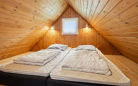 Terttu - 30Km from the Sea: Holz, Schlafzimmer, Fussboden, Flooring, Bett, Decke, Interior Design, Zuhause, Holzboden, Hartholz
