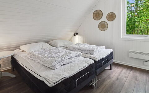 Terttu - 30Km from the Sea: Holz, Schlafzimmer, Interior Design, Fussboden, Decke, Möbel, Flooring, Zuhause, Bett, Bedding