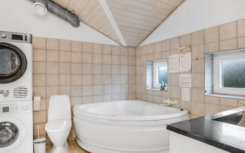 Gunnild - 200M to the Fjord: Interior Design, Flooring, Armatur, Fussboden, Decke, Waschmaschine, Zimmer, Badezimmer, Installation, Beleuchtung