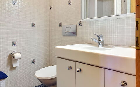 Chalet Perry: Badezimmer, Armatur, Interior Design, Bad Sink, Wand, Flooring, Sinken, Fussboden, Badezimmerschrank, Spiegel
