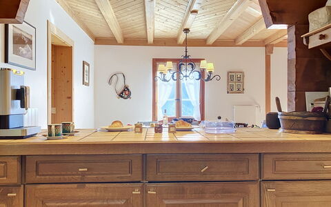 Chalet Perry: Möbel, Countertop, Holz, Flooring, Cabinetry, Interior Design, Küche, Decke, Fussboden, Light Fixture