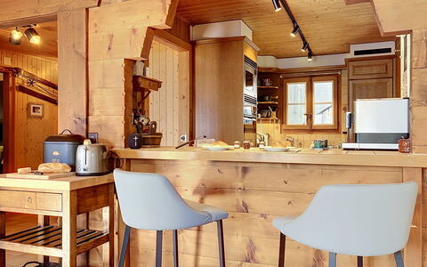 Chalet Perry: Möbel, Flooring, Holz, Interior Design, Fussboden, Stuhl, Küche, Barhocker, Decke, Tabelle
