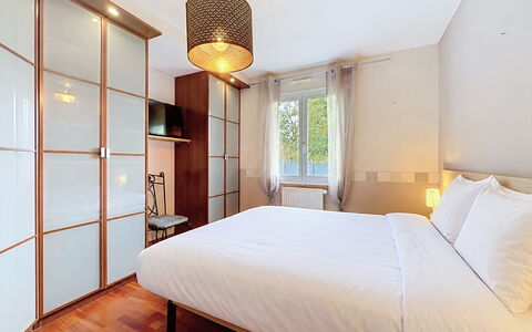 La Lilla, à 15 Min de Pornic: Interior Design, Wohnung, Holzbeize, Hartholz, Bett, Schlafzimmer, Bedding, Hotel, Bettdecke, Lampe