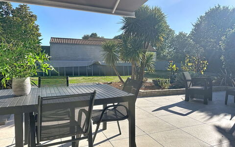 La Lilla, à 15 Min de Pornic: Möbel, Gartenmöbel, Stuhl, Schatten, Tisch Im Freien, Küche & Esszimmer Tisch, Terrasse, Garten, Outdoor Struktur, Hof