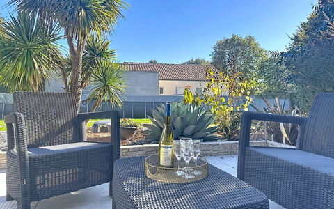La Lilla, à 15 Min de Pornic: Möbel, Stuhl, Gartenmöbel, Blumentopf, Garten, Zimmerpflanze, Terrasse, Landscaping, Wicker, Schatten