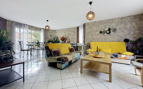 La Lilla, à 15 Min de Pornic: Möbel, Interior Design, Flooring, Fussboden, Wand, Couch, Holz, Decke, Zimmer, Wohnzimmer