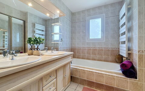 La Lilla, à 15 Min de Pornic: Badezimmer, Bad Sink, Interior Design, Sinken, Armatur, Flooring, Countertop, Fussboden, Badewanne, Spiegel
