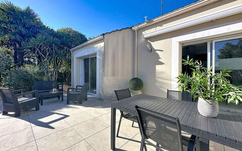 La Lilla, à 15 Min de Pornic: Möbel, Schatten, Gartenmöbel, Stuhl, Zimmerpflanze, Balkon, Landscaping, Terrasse, Blumentopf