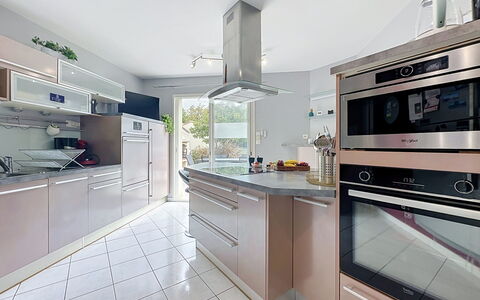 La Lilla, à 15 Min de Pornic: Küchengerät, Küche, Countertop, Major Appliance, Cabinetry, Flooring, Interior Design, Haushaltsgerät, Herd, Möbel