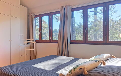 Pignots: Bett, Interior Design, Schlafzimmer, Möbel, Holz, Bedding, Bettdecke, Flooring, Fussboden, Zimmer