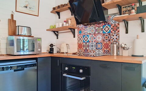 Pignots: Küche, Küchengerät, Interior Design, Möbel, Countertop, Major Appliance, Holz, Cabinetry, Flooring, Zimmer