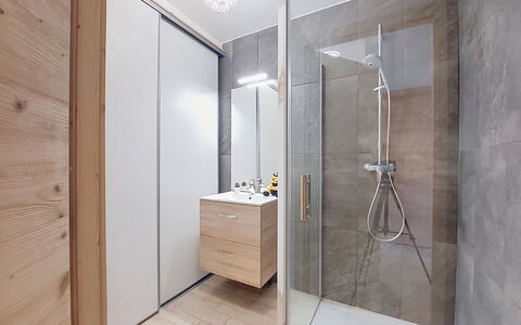 Clos du Savoy: Flooring, Fussboden, Holz, Armatur, Interior Design, Badezimmerschrank, Badezimmer, Installation, Tür, Zimmer