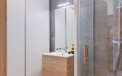 Clos du Savoy: Flooring, Interior Design, Holz, Armatur, Fussboden, Badezimmerschrank, Cabinetry, Installation, Zimmer, Badezimmer