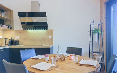 Clos du Savoy: Möbel, Interior Design, Flooring, Stuhl, Holz, Fussboden, Zimmer, Decke, Tabelle, Beleuchtung