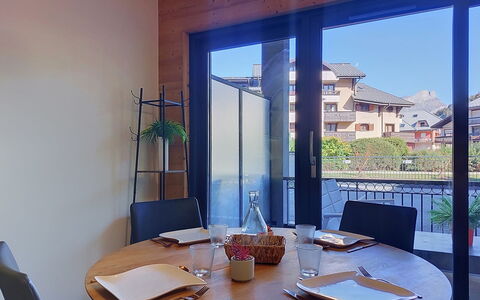 Clos du Savoy: Möbel, Interior Design, Tabelle, Holz, Stuhl, Küche & Esszimmer Tisch, Esszimmer, Flooring, Beleuchtung, Fussboden