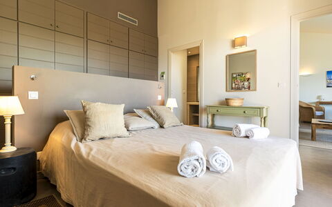 Cala Rossa: Bett, Möbel, Interior Design, Schlafzimmer, Flooring, Fussboden, Wand, Bettdecke, Bedding, Zimmer