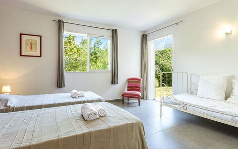Cala Rossa: Möbel, Flooring, Gartenmöbel, Fussboden, Schwimmbad, Stuhl, Resort, Schatten, Bett, Hotel