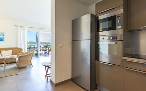 Cala Rossa: Möbel, Flooring, Interior Design, Küche, Countertop, Fussboden, Cabinetry, Decke, Küchengerät, Major Appliance