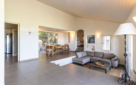 Cala Rossa: Flooring, Fussboden, Interior Design, Decke, Möbel, Couch, Zimmer, Holzboden, Wohnzimmer, Beleuchtung