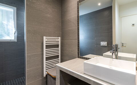 Cala Rossa: Flooring, Armatur, Fussboden, Interior Design, Badezimmer, Zapfhahn, Sinken, Decke, Installation, Countertop