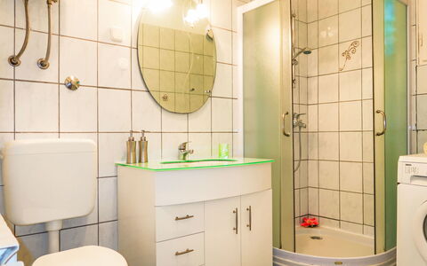 Mateja: Bad Sink, Toilleten Sitz, Armatur, Badezimmer, Toilette, Interior Design, Sinken, Flooring, Fussboden, Spiegel