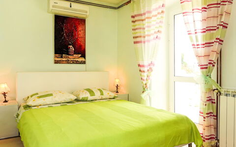 Mateja: Möbel, Bett, Interior Design, Schlafzimmer, Fussboden, Bedding, Wand, Zimmer, Bettdecke, Flooring