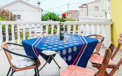 Mateja: Möbel, Gartenmöbel, Stuhl, Tischdecke, Tisch Im Freien, Tür, Blumentopf, Balkon, Veranda, Zimmerpflanze