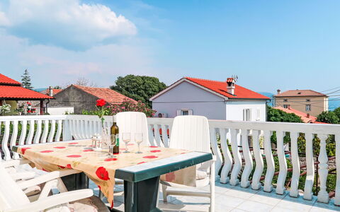 Mateja: Haus, Zuhause, Wohngebiet, Balkon, Veranda, Gartenmöbel, Schatten, Zimmerpflanze, Farbe, Fensterabdeckung