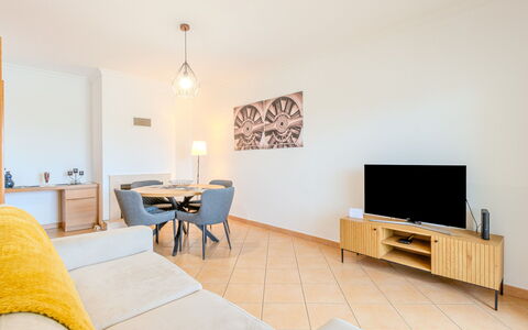 Joaninha: Flooring, Möbel, Interior Design, Fussboden, Decke, Couch, Wohnzimmer, Zimmer, Zuhause, Wohnung