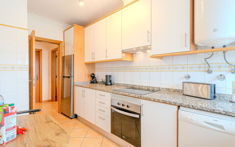Joaninha: Küche, Flooring, Holz, Interior Design, Countertop, Fussboden, Major Appliance, Cabinetry, Küchengerät, Decke