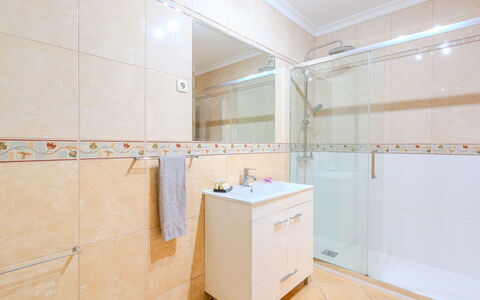 Joaninha: Flooring, Armatur, Fussboden, Interior Design, Badezimmer, Installation, Fliese, Sinken, Zapfhahn, Badezimmerschrank