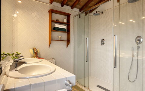 Podere Selva, Pool, Chianti: Badezimmer, Armatur, Wand, Interior Design, Flooring, Fussboden, Zapfhahn, Installation, Beleuchtung, Dusche