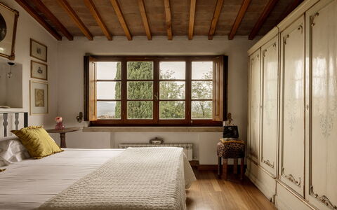 Podere Selva, Pool, Chianti: Möbel, Bett, Interior Design, Schlafzimmer, Wand, Bedding, Holz, Flooring, Bettdecke, Fussboden