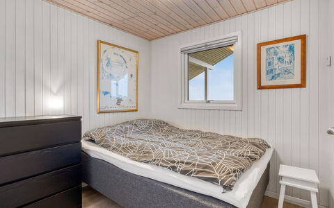Takenya - 400M from the Sea: Holz, Schlafzimmer, Flooring, Fussboden, Bett, Bettdecke, Interior Design, Decke, Bettrahmen, Bedding