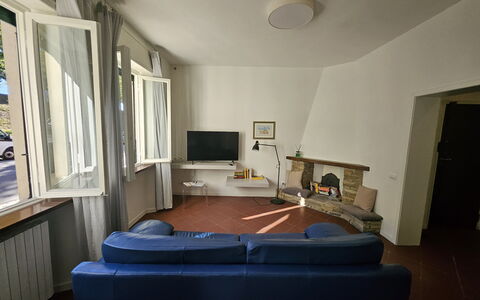 Adele: Möbel, Interior Design, Flooring, Fussboden, Holz, Decke, Zimmer, Beleuchtung, Wohnzimmer, Couch