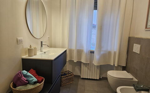 Adele: Badezimmer, Flooring, Armatur, Interior Design, Fussboden, Bad Sink, Sinken, Zapfhahn, Spiegel, Installation