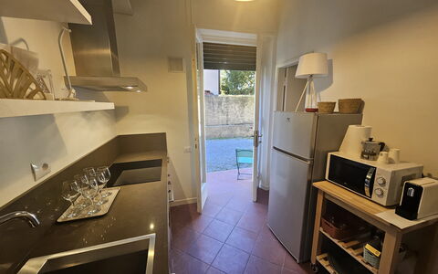 Adele: Flooring, Fussboden, Interior Design, Decke, Countertop, Küche, Beleuchtung, Major Appliance, Möbel, Zimmer