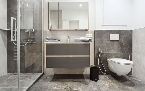 Radstadt 26: Flooring, Armatur, Fussboden, Interior Design, Badezimmerschrank, Badezimmer, Toilette, Spiegel, Toilleten Sitz, Sinken